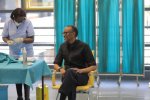 perezida_kagame_aganira_n_umuganga_mbere_yo_gukingirwa-986c3.jpg