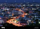 vista-aerea-de-la-autopista-a-la-ciudad-de-rastro-de-luz-al-atardecer-en-pataya-tailandia-eh1jyg.jpg